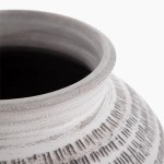Jarrón fabricado en cerámica en color blanco y negro