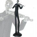 Violinista fabricado en resina en color negro y plata
