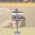 Lámpara de sobremesa moderna pantalla con motivo deportivo y cuerpo en cromo