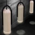 Lámpara colgante Tubular LED en madera natural y caucho negro