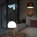 Lámpara mesa moderna mine bola cristal y gris patas madera natural