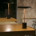 Lámpara de mesa Hoshi LED regulable en negro y cobre