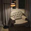 Pie salón LED regulable Loop en metal negro con pantalla de madera