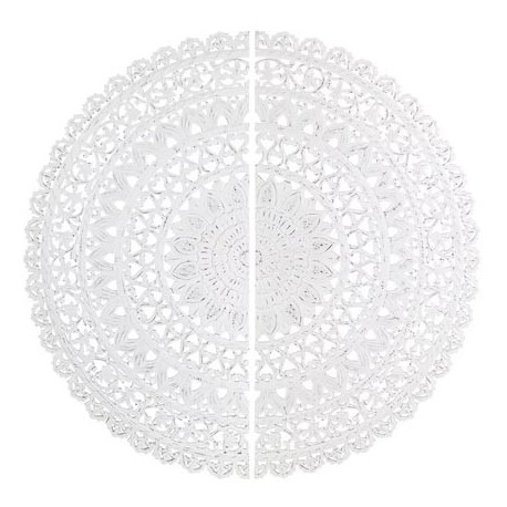 Decoracion de pared con un mandala de madera en blanco rozado, una de las tendencias más de moda para salones